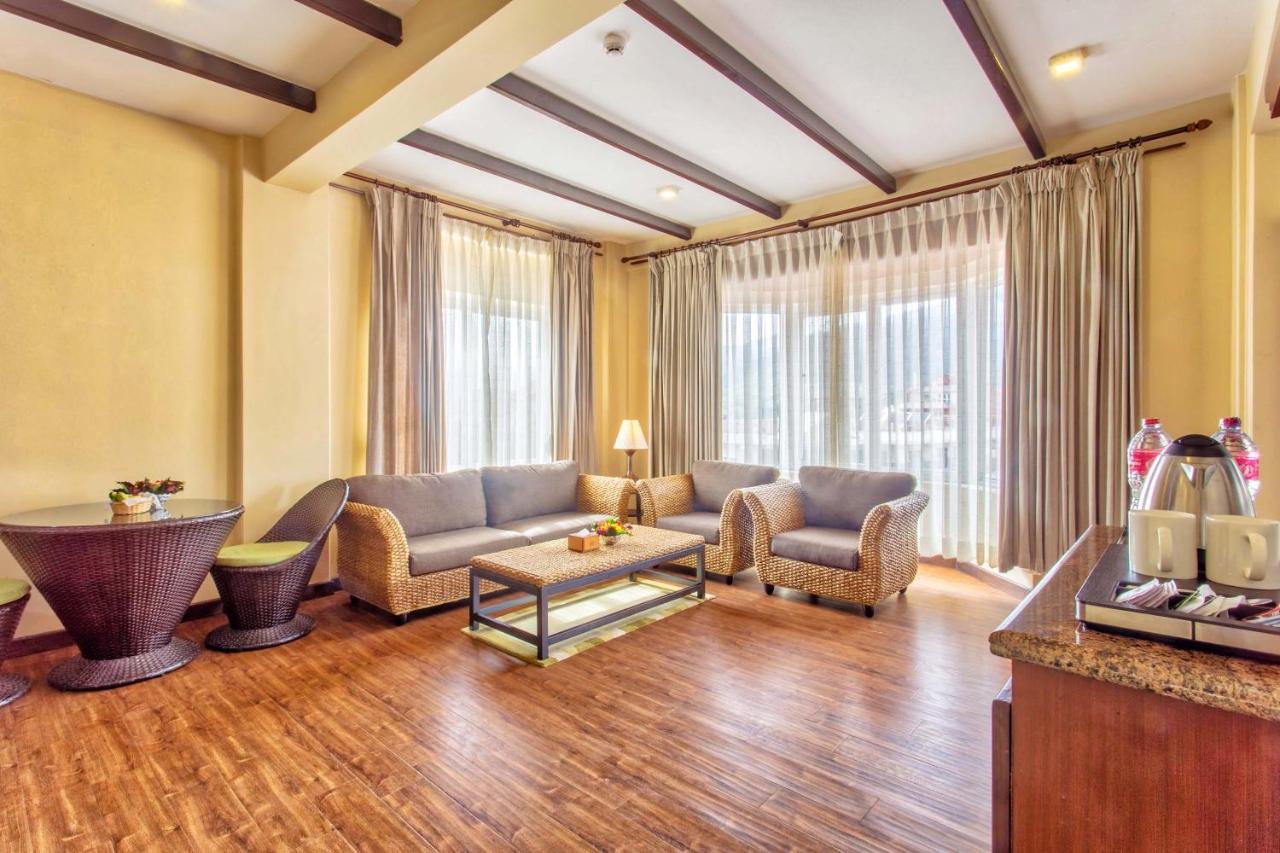 Da Yatra Courtyard Hotel Похара Екстериор снимка